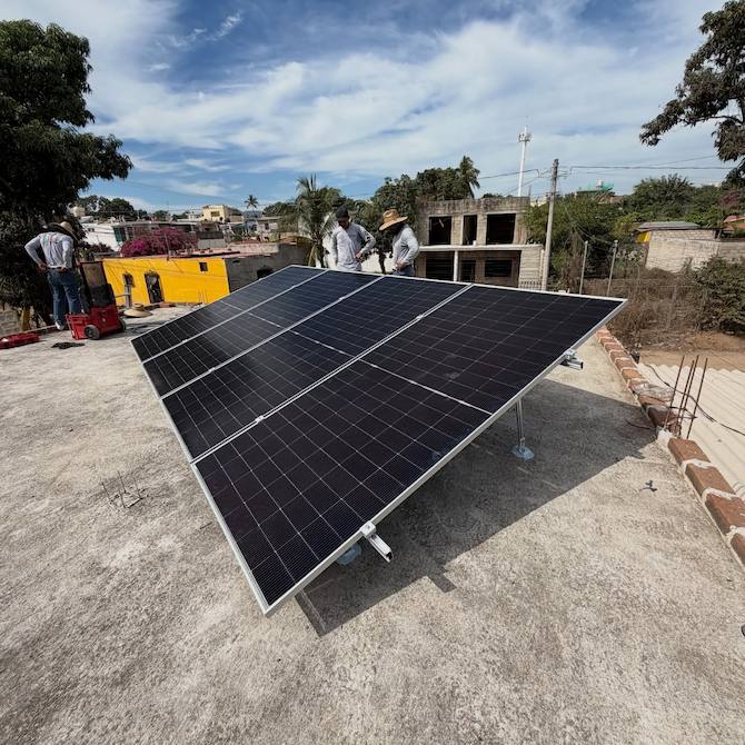 Instalación de paneles solares en azotea de vivienda en México con estructura inclinada y módulos fotovoltaicos de alta eficiencia.